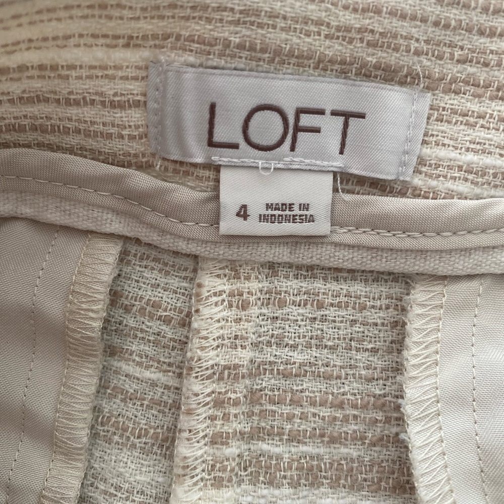 Loft Women's beige and white Shorts Textured 15 inch wide and 13 inch Length - Picture 3 of 8